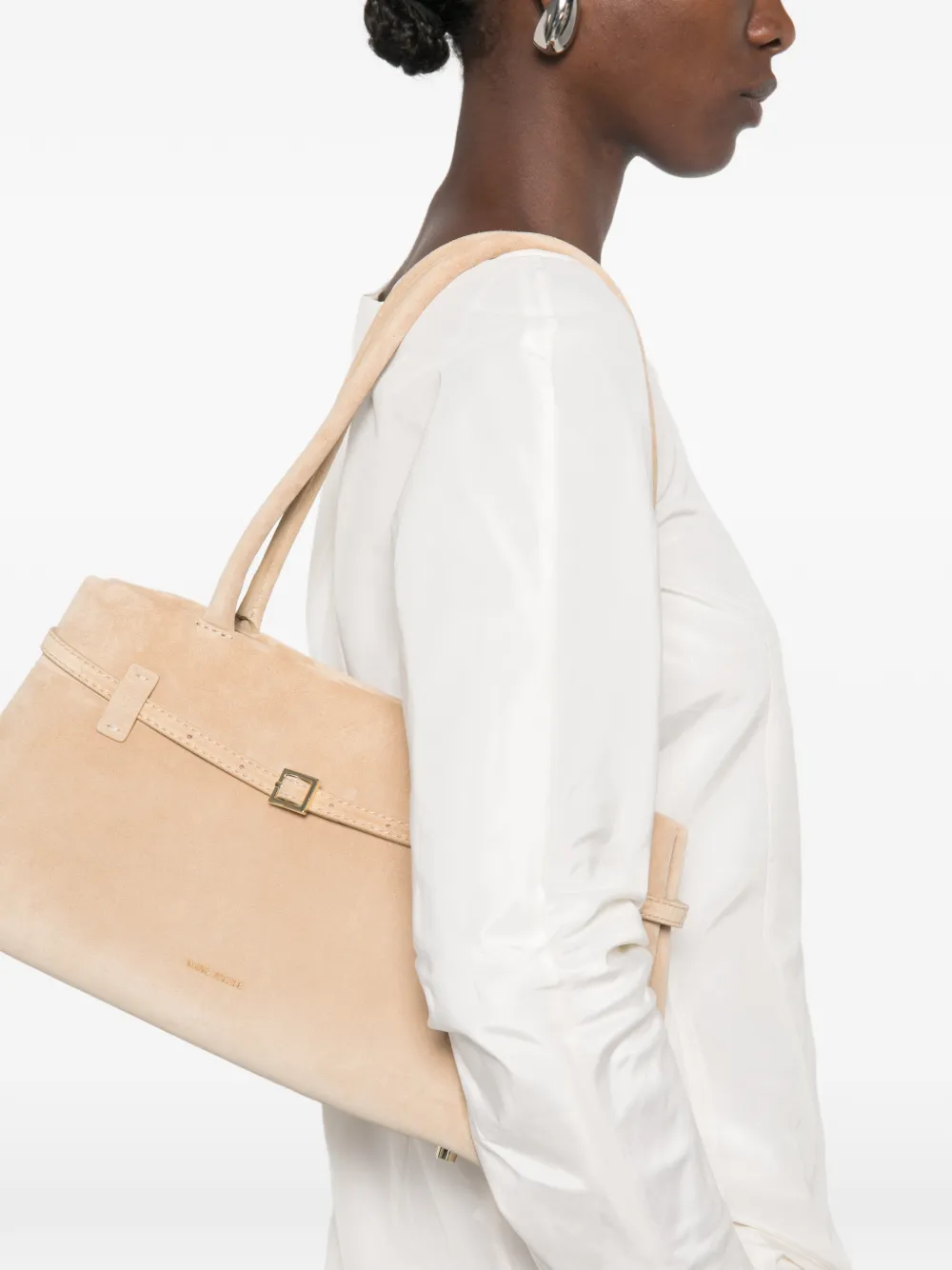 Manu Atelier Le Cambon East-West tas met gespdetail Beige