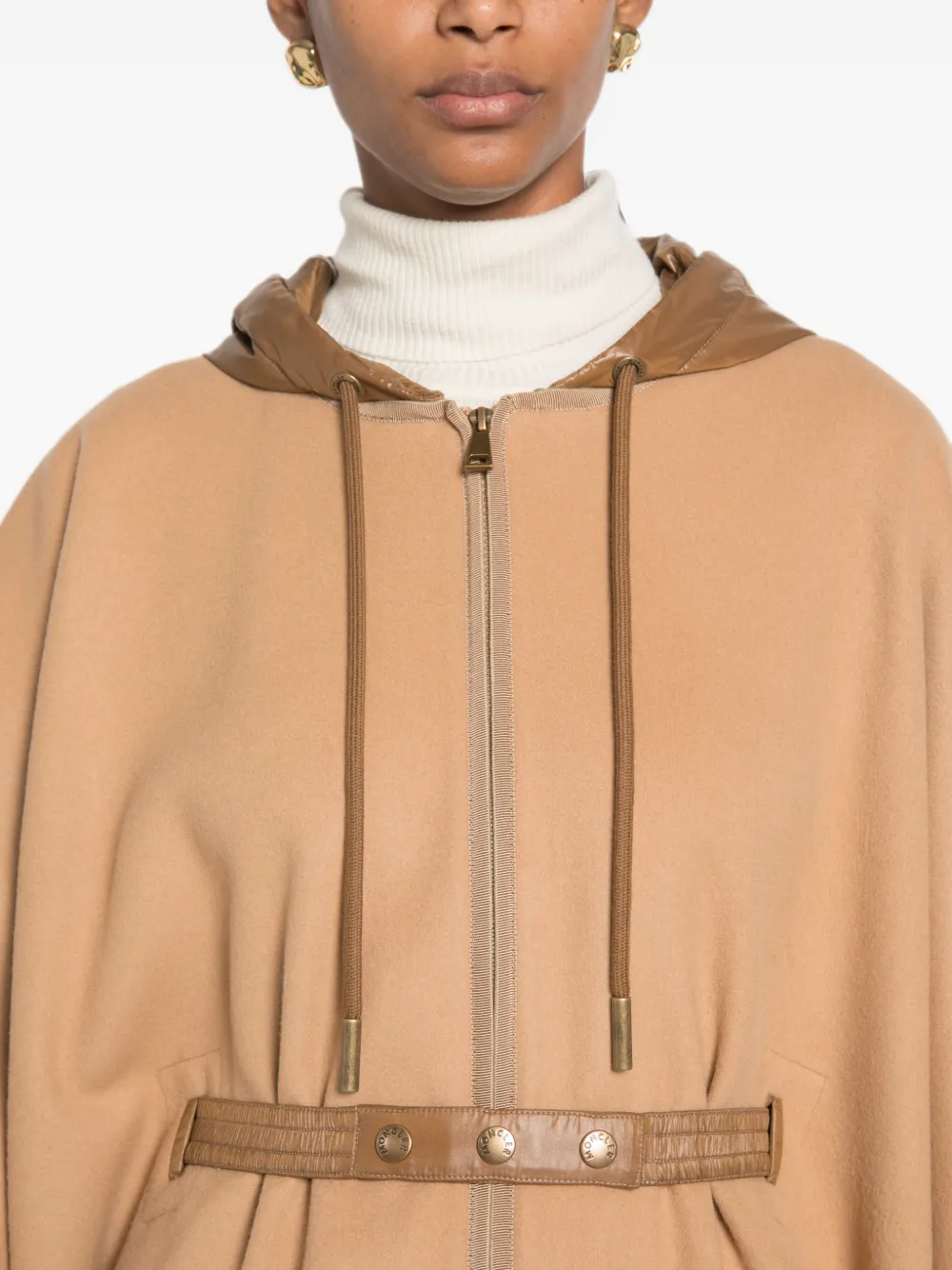 Moncler Cape met capuchon en ceintuur Beige