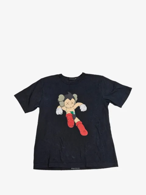 KAWS playera Astro Boy en colaboración con Original Fake Tezuka Productions