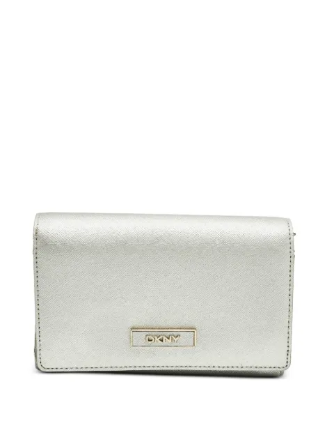 DKNY cartera con placa del logo
