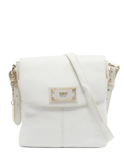 DKNY bolsa crossbody con placa del logo y solapa
