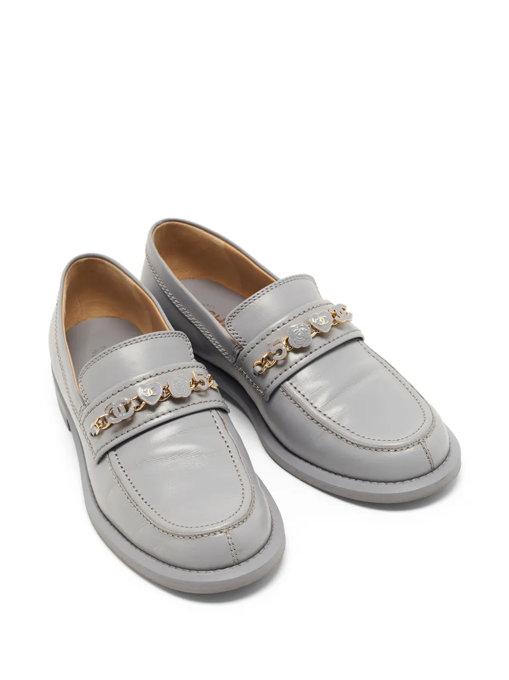 CHANEL Pre-Owned logo-charm leather loafers - Grau