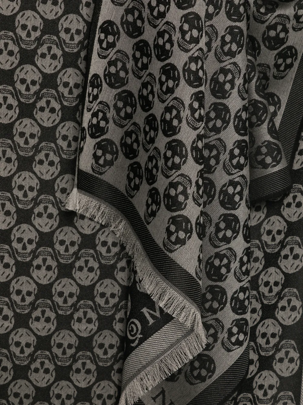 Alexander McQueen Sjaal met doodskop-patroon en franje Grijs