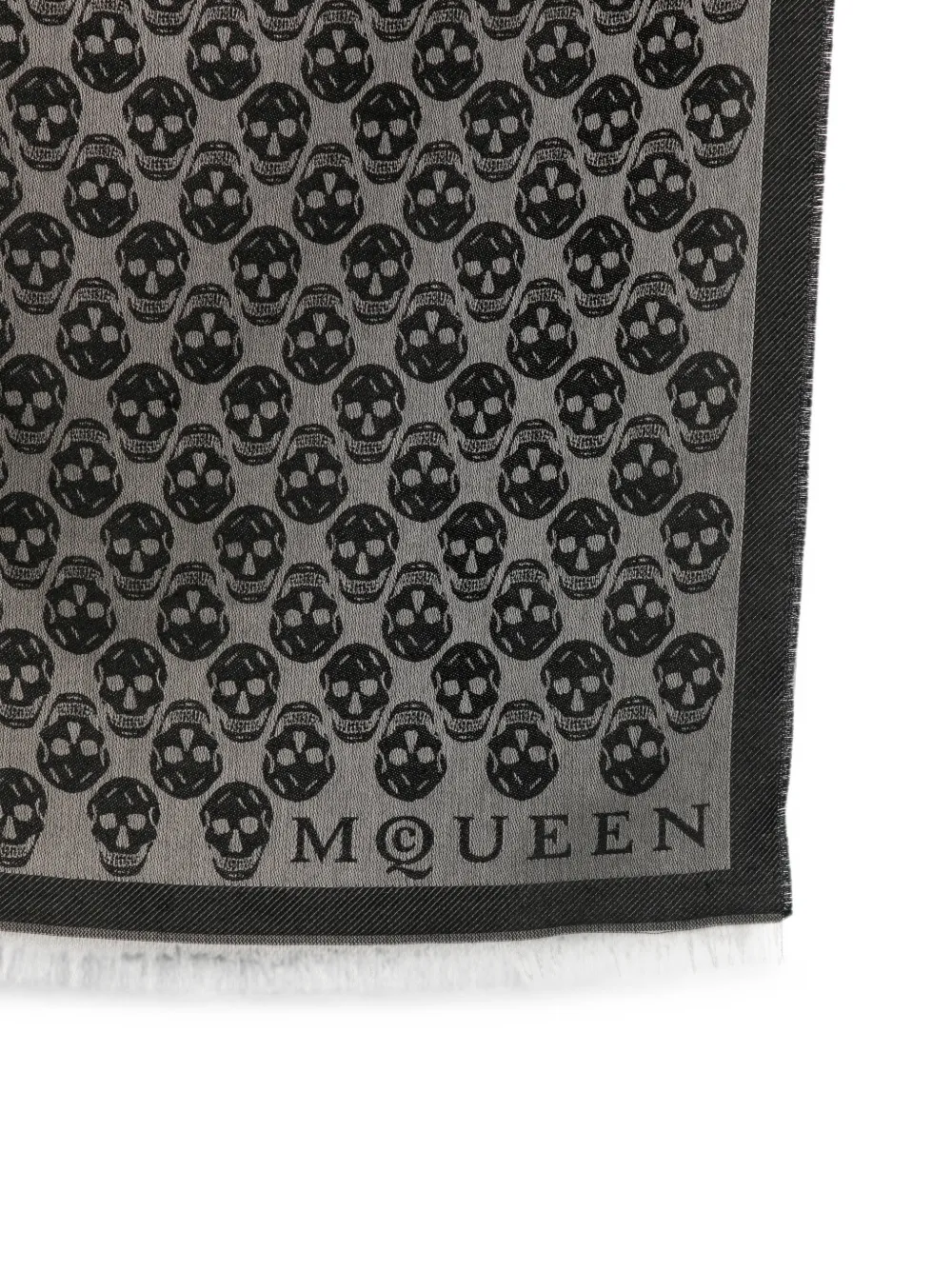 Alexander McQueen Sjaal met doodskop-patroon en franje Grijs