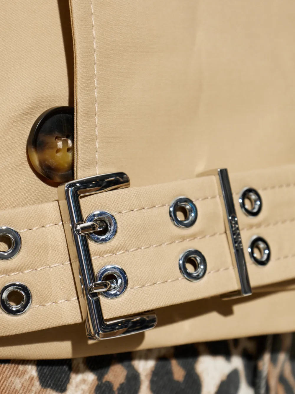 GANNI Jack met ceintuur en dubbele rij knopen Beige