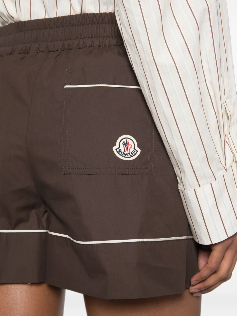 Moncler Shorts met logopatch en afwerking Bruin