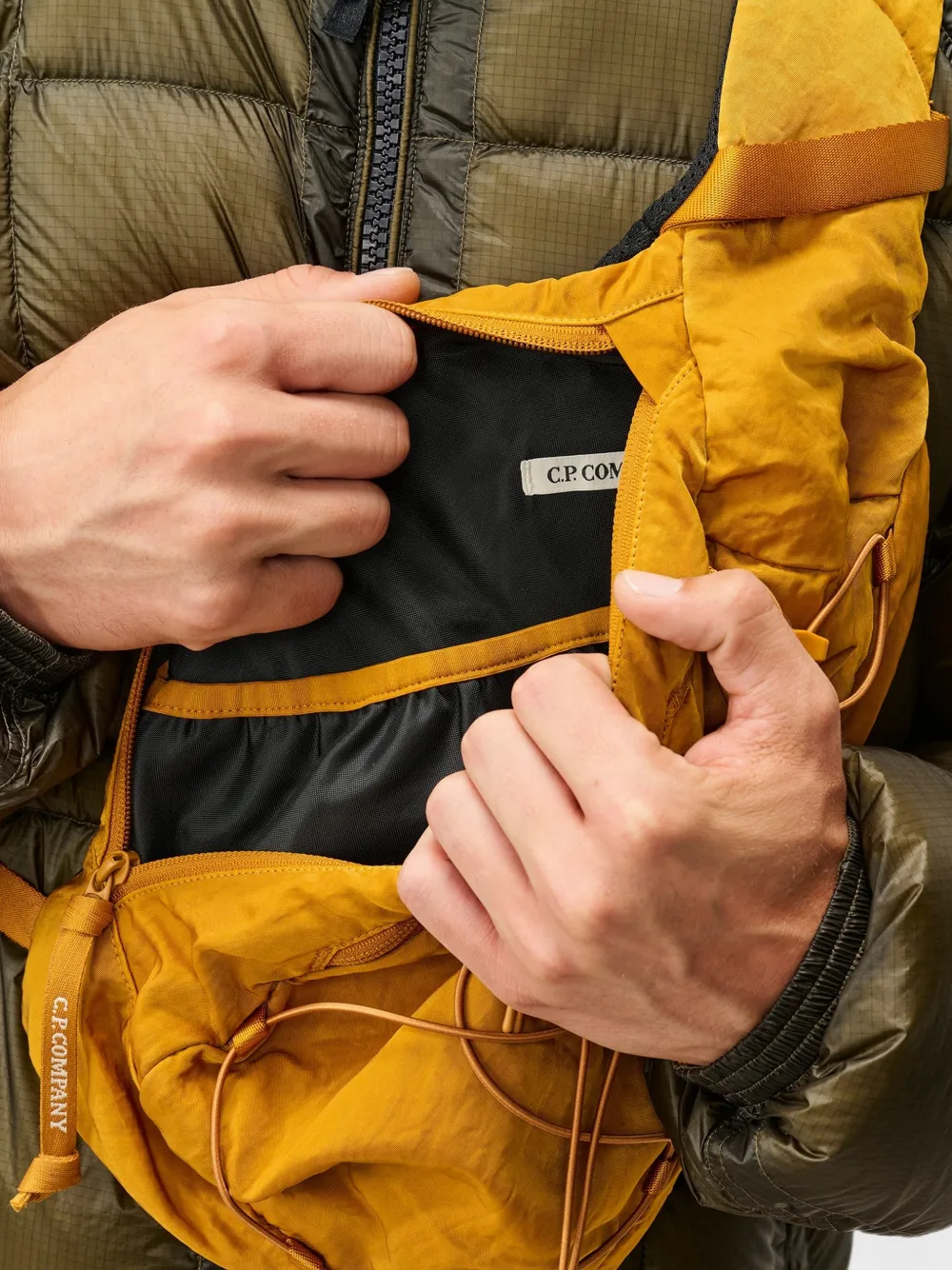 C.P. Company Nylon B Lens crossbodyrugzak Geel