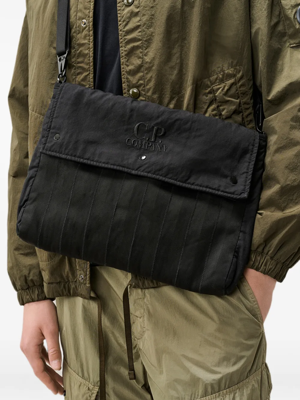 C.P. Company Gewatteerde tas met geborduurd logo Zwart