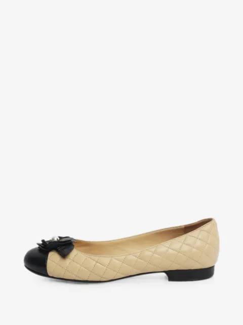 CHANEL Pre-Owned flower-detail ballet flats