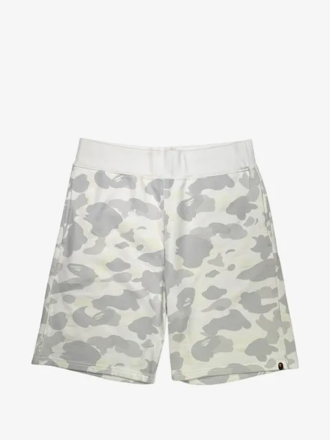 A BATHING APE® Bermuda com estampa camuflada que brilha no escuro