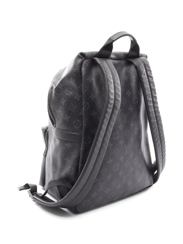 louis vuitton apollo backpack monogram eclipse canvas – I MISS YOU VINTAGE モノグラム・キャンバスとタイガ・レザーで仕上げた「ディスカバリー・バックパック PM」。 春の日差しを想わせるフレッシュなカラーパレットがスポーティな印象を演出します。 前面には収納力のある実用的なポケットを、ブラックのテキスタイルライニングを施した広々とした内装には3つのフラットポケットをあしらいました。 丈夫なトップハンドル付きで、さまざまな持ち方を楽しめます。 Louis Vuitton x fragment Apollo