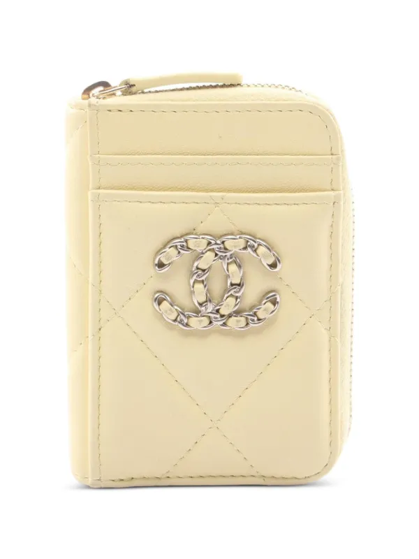 Chanel Pre-owned 19 Matelassé Wallet in Yellow