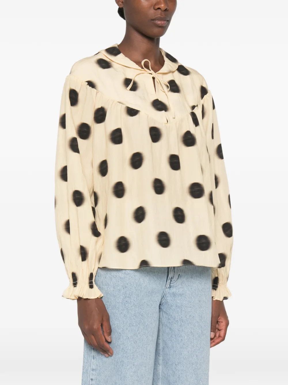 Stine Goya Blouse met stippen en gestrikte hals Beige