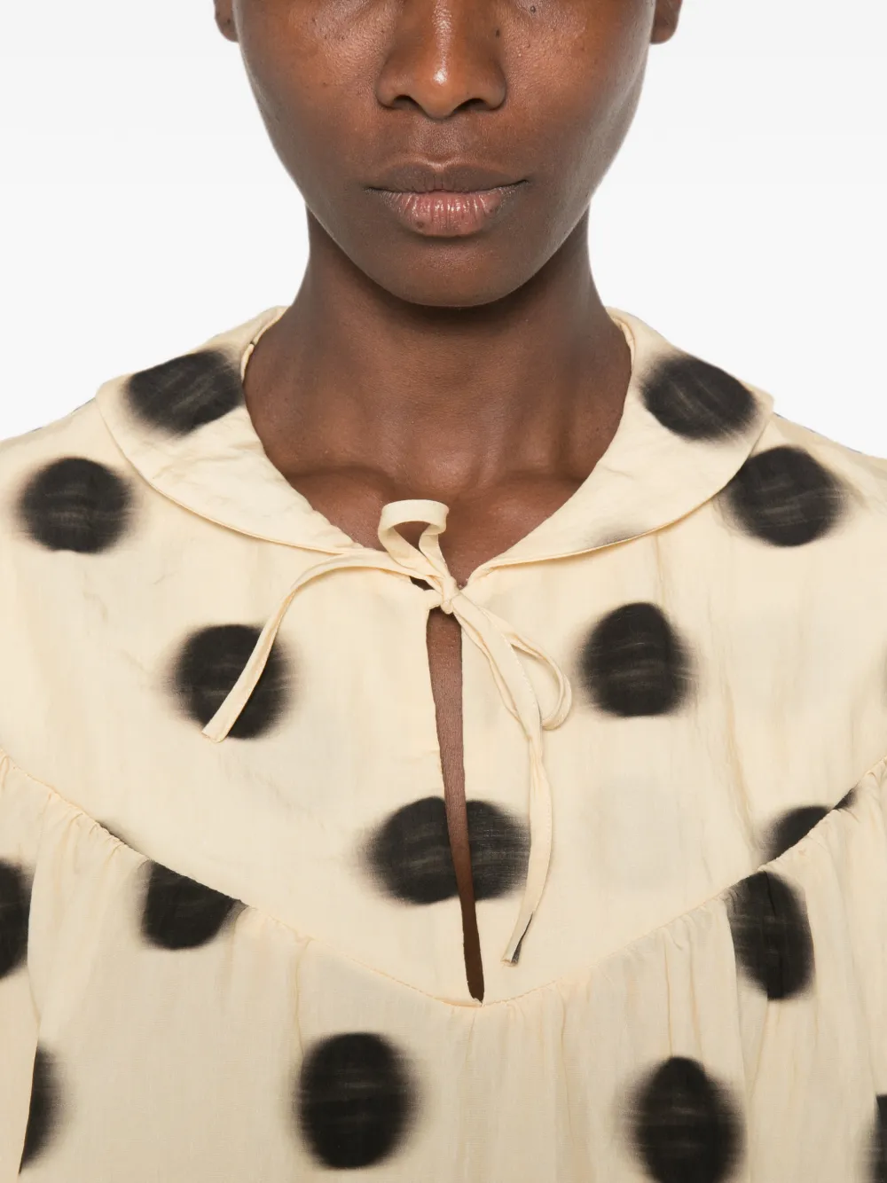 Stine Goya Blouse met stippen en gestrikte hals Beige