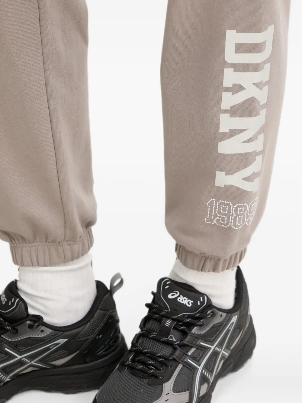 DKNY 1989 trainingsbroek verfraaid met studs en logoprint Bruin
