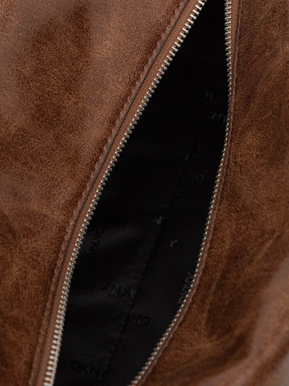 DKNY Amelie shopper met beerbedel Bruin