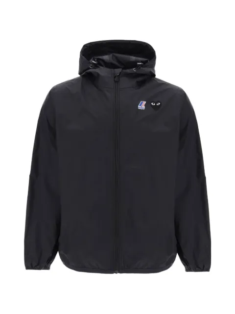 Comme Des Garçons Play Jaqueta x K-Way com capuz e patch de logo