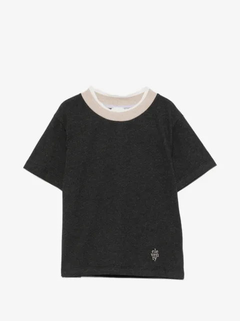 Eleventy Kids playera con logo bordado y ribete en contraste