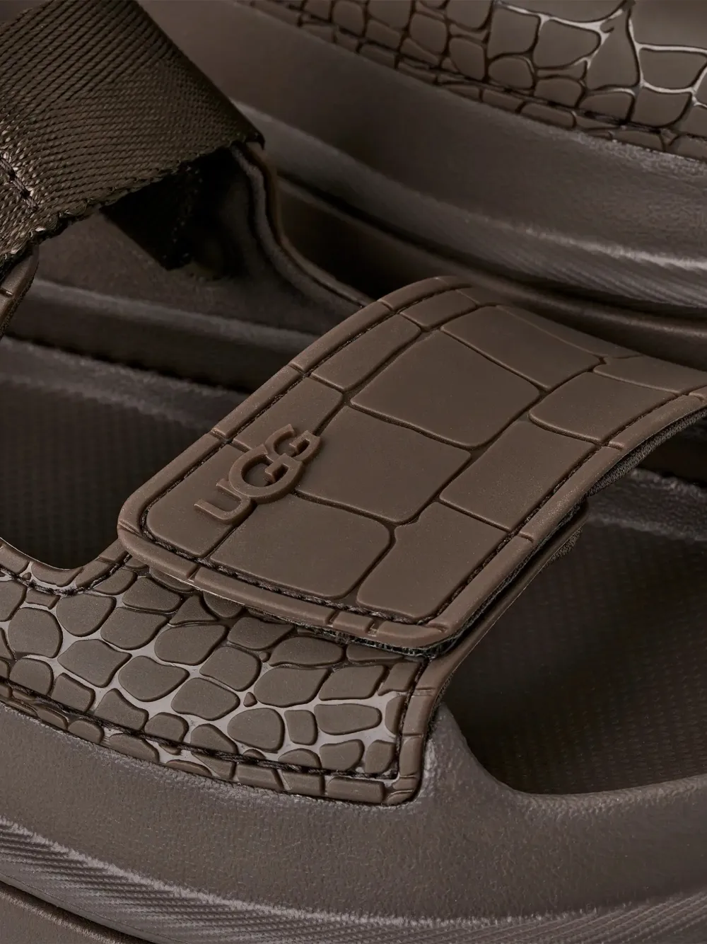 UGG GoldenGlow sandalen met logo-reliëf Bruin