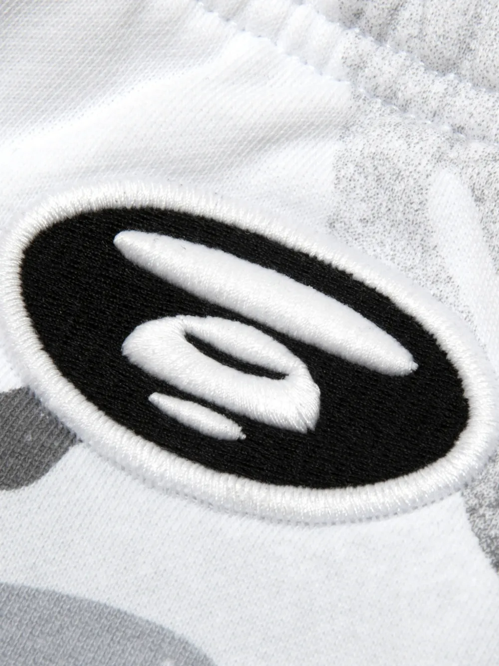 AAPE BY *A BATHING APE APEUNVS shorts met camouflageprint en borduurwerk Wit