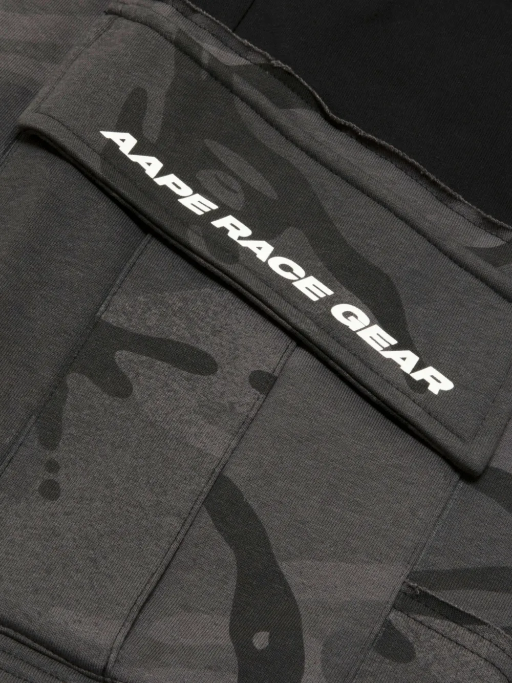 AAPE BY *A BATHING APE AAPEUNVS shorts met camouflage-print en logo-print Zwart
