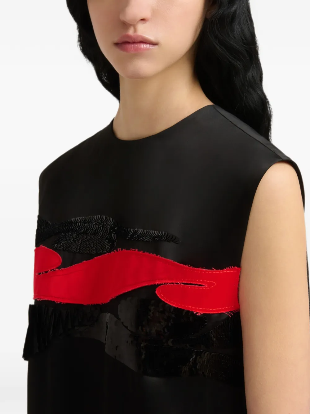 Marni Zwarte satijnen jurk met Crimson Flow-patches