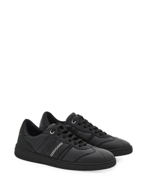 Ferragamo tenis con paneles y logo estampado