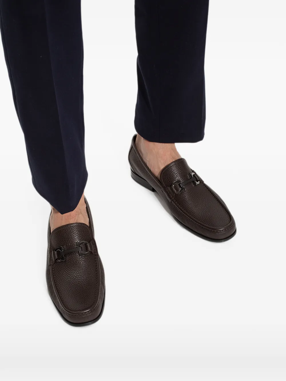 Ferragamo Gancini loafers met gesp Bruin
