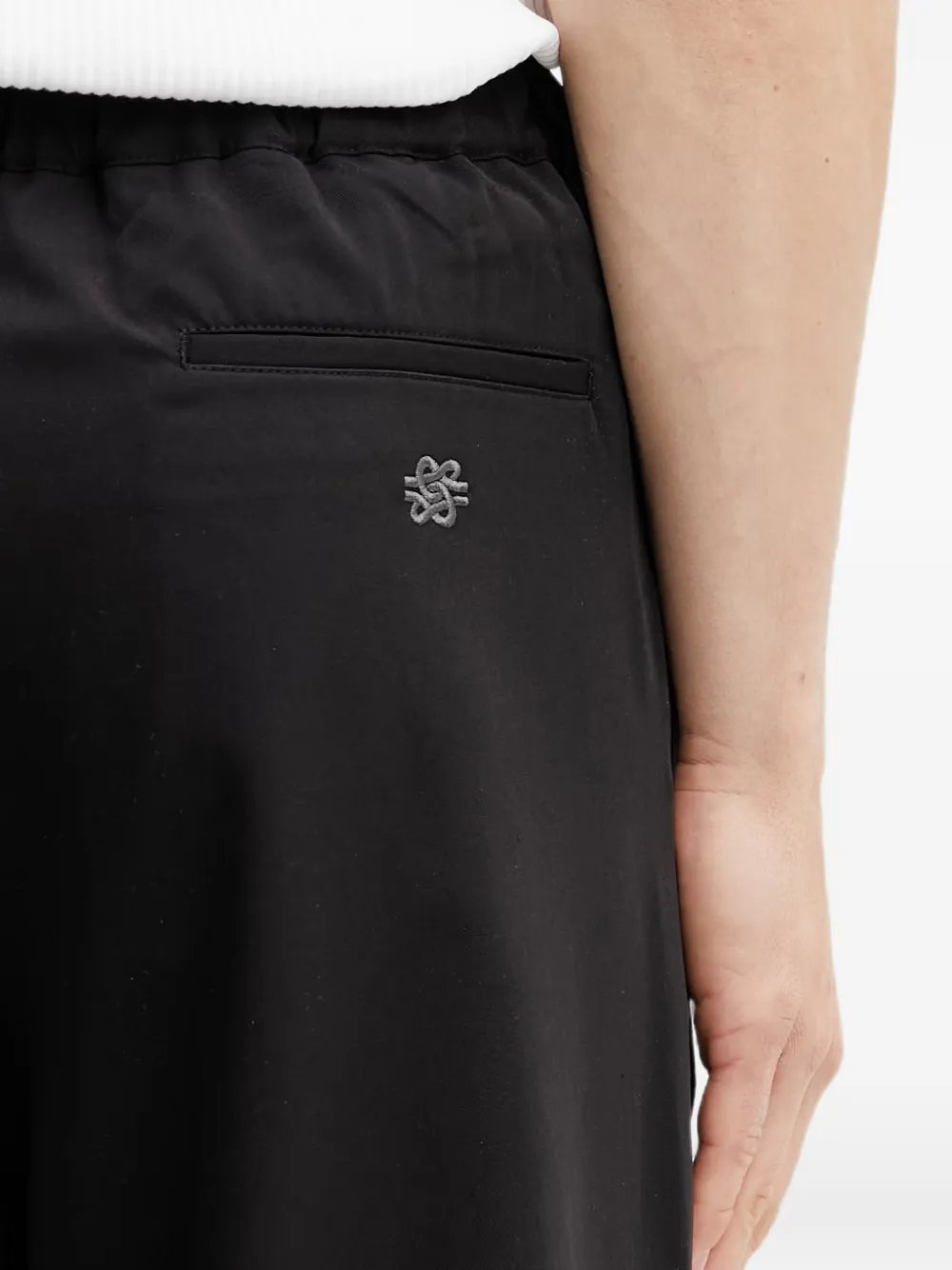Filling Pieces Broek met wijde pijpen en geborduurd logo en geplooid detail Zwart