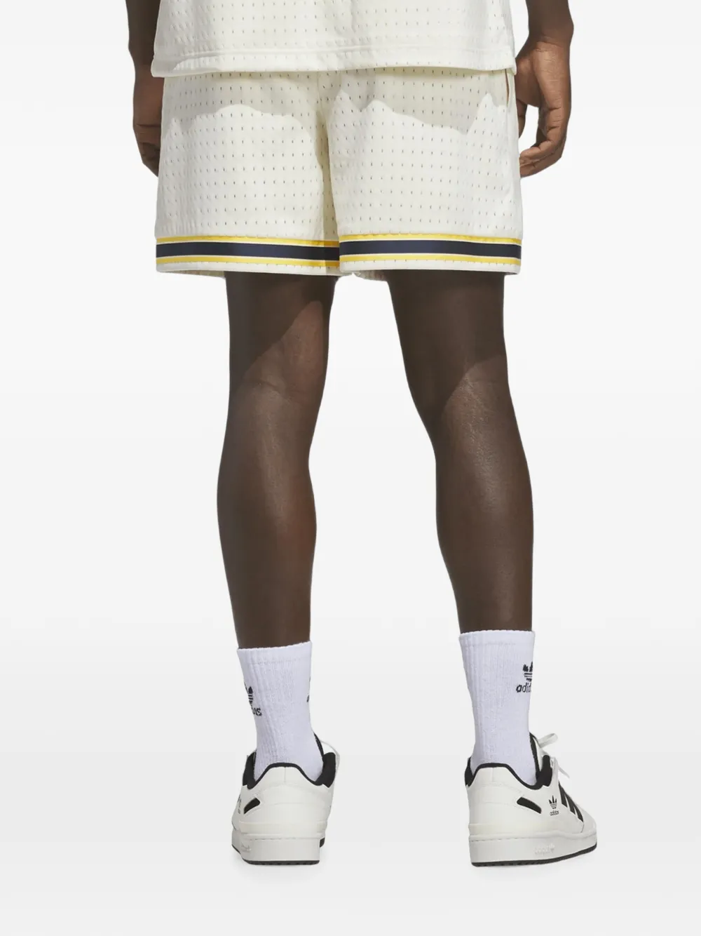 adidas Shorts met geperforeerd streepdetail Wit