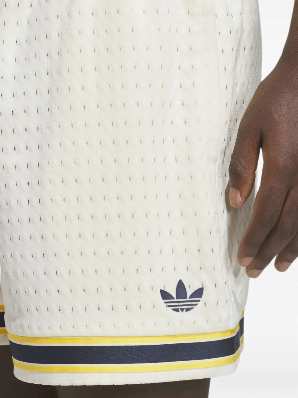 adidas Shorts met geperforeerd streepdetail Wit