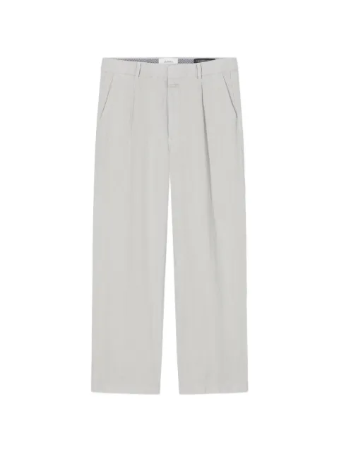 Closed pleated trousers
