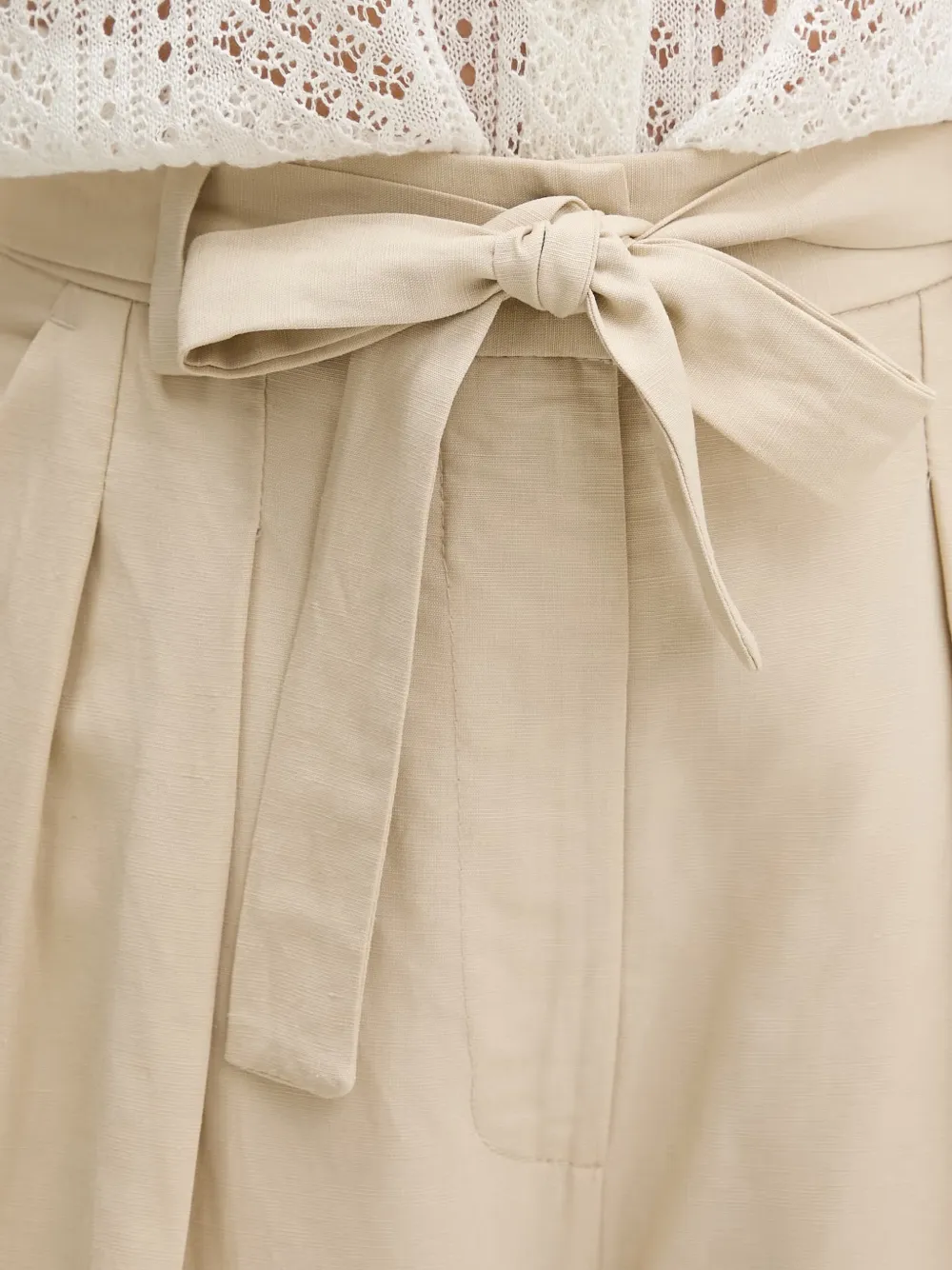 VICOLO Geplooide shorts met riem Beige