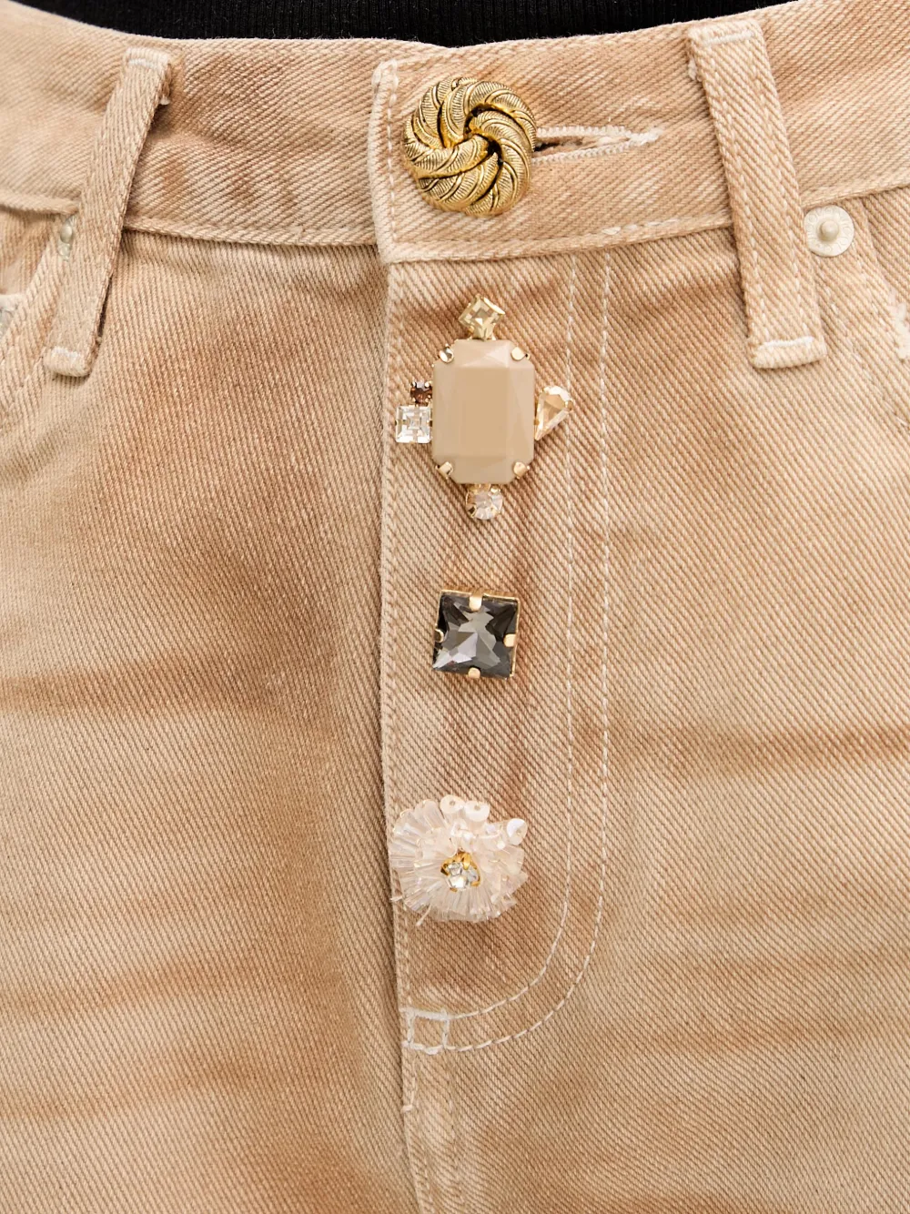 VICOLO Gerafelde denim shorts met verfraaide knoop Beige