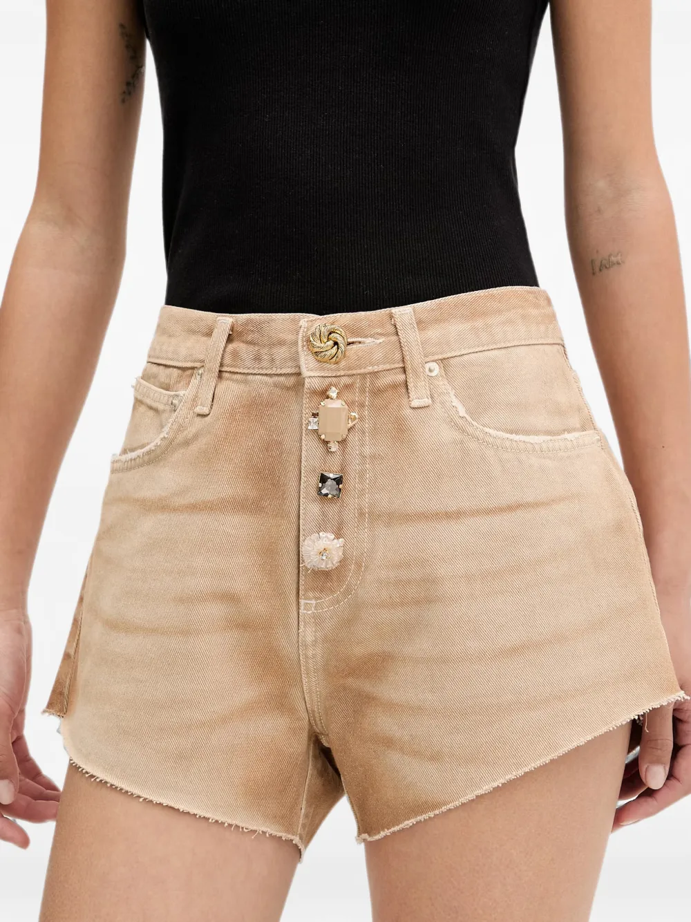 VICOLO Gerafelde denim shorts met verfraaide knoop Beige