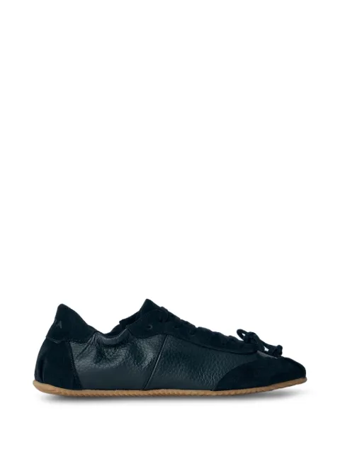 Abra zapatillas con detalle de lazo