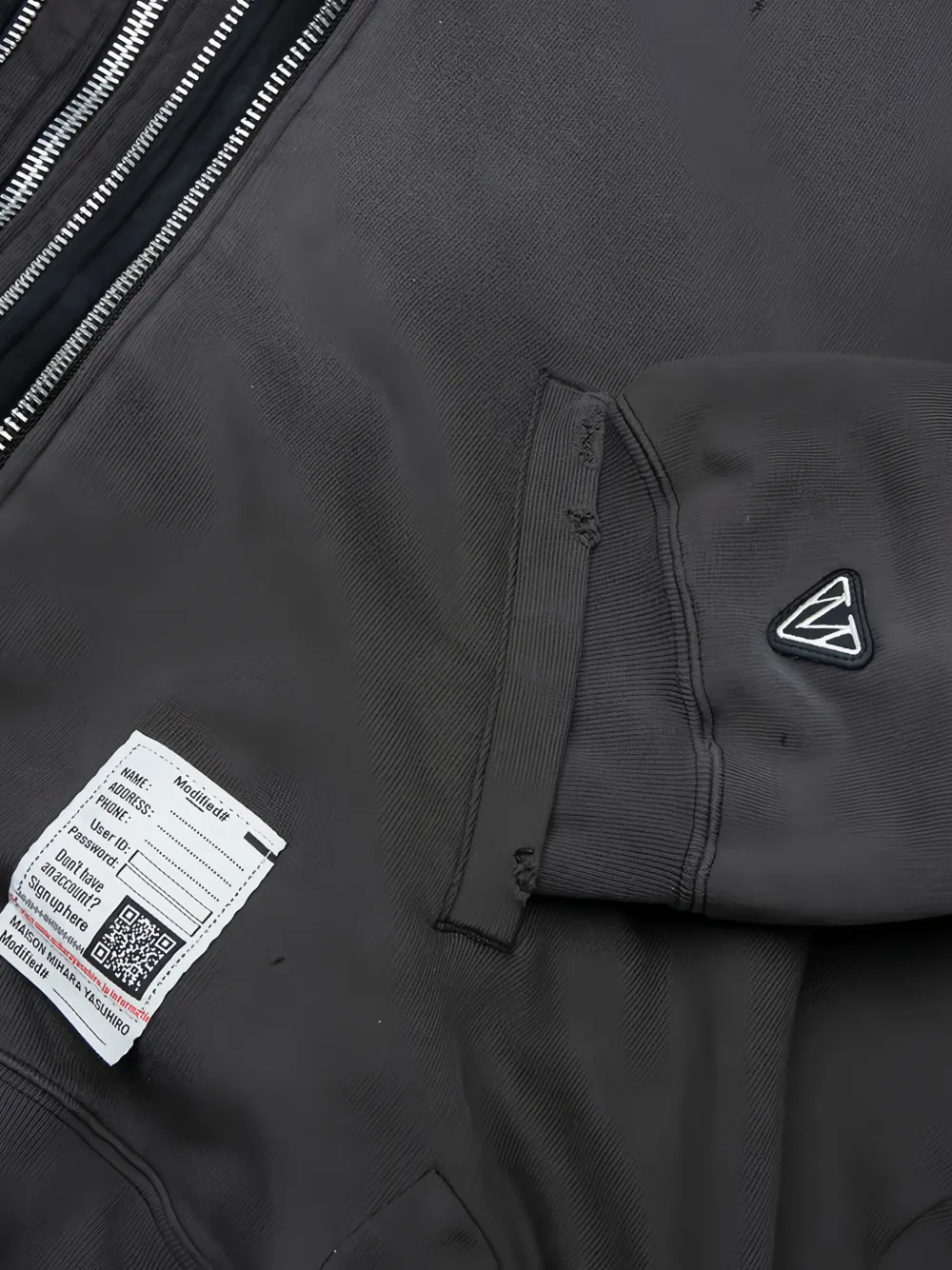 Maison MIHARA YASUHIRO Gelaagde gerafelde hoodie met rits Zwart