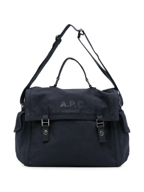 A.P.C. mochila tipo mensajero con logo estampado