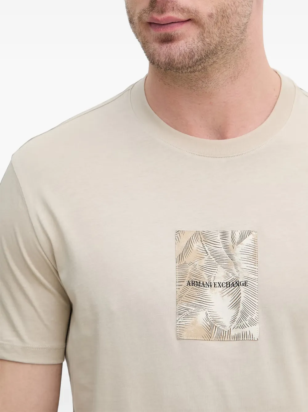 Armani Exchange T-shirt met palmprint en logo-patch Beige