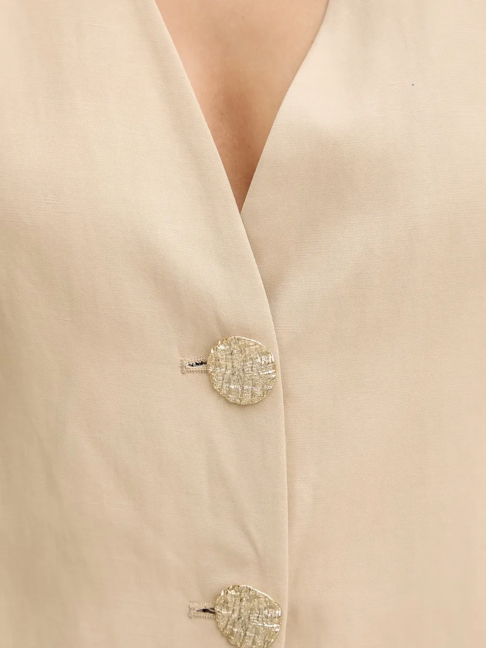 Gaudi Mouwloze top met knoopsluiting en V-hals Beige