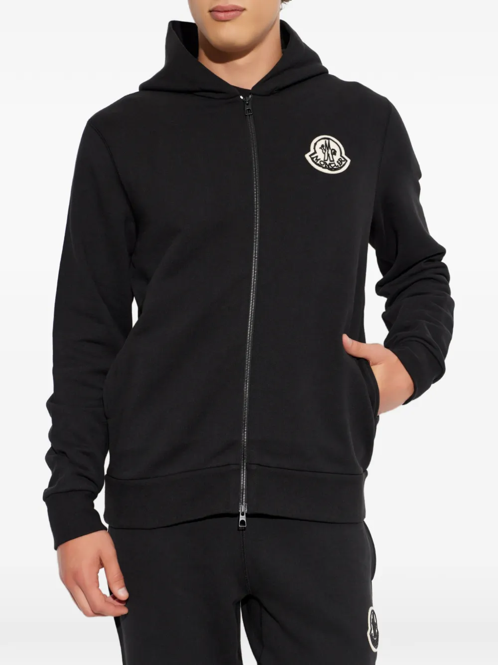 新品☆MONCLER logo patch hoodie パーカー L 黒色 Moncler logo-patch zip-up Hoodie | Black | FARFETCH JO