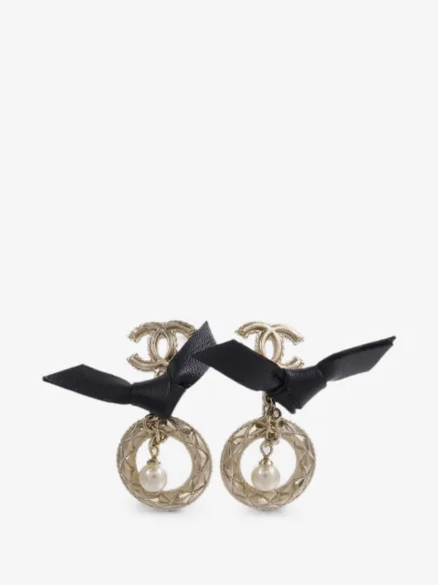 CHANEL Pre-Owned aretes con detalle de moño