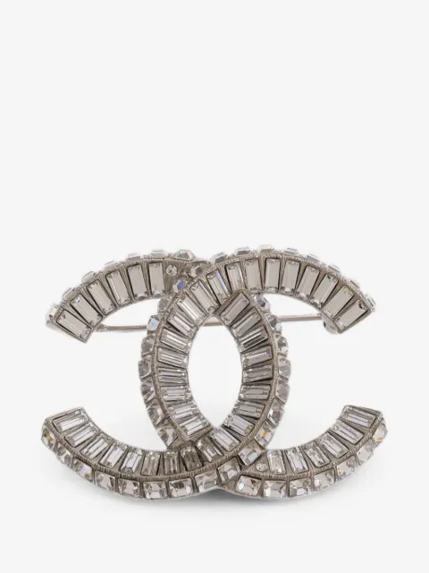 CHANEL Pre-Owned CC crystal-embellished brooch