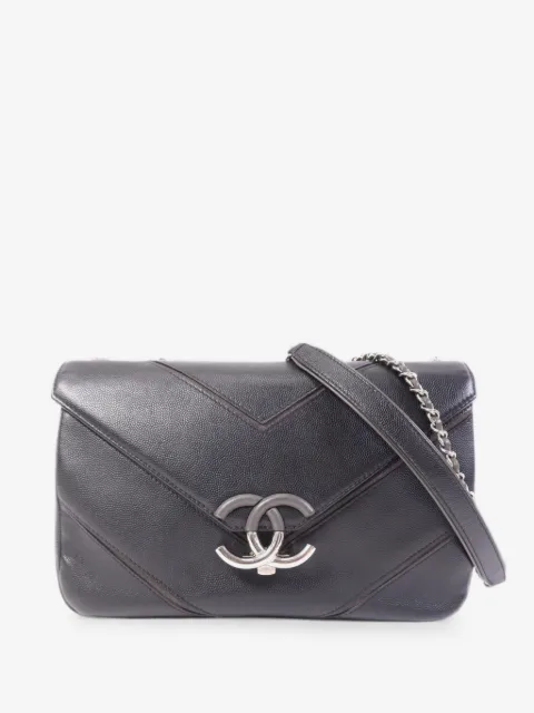 CHANEL Pre-Owned bolsa de hombro con costuras chevron y logo CC