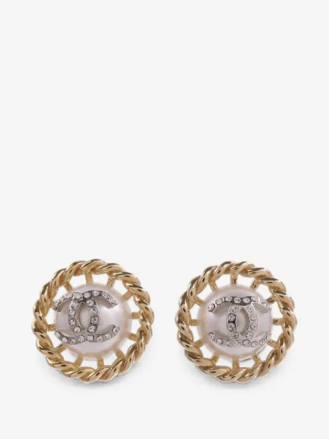 CHANEL Pre-Owned aretes con perla artificial y logo CC
