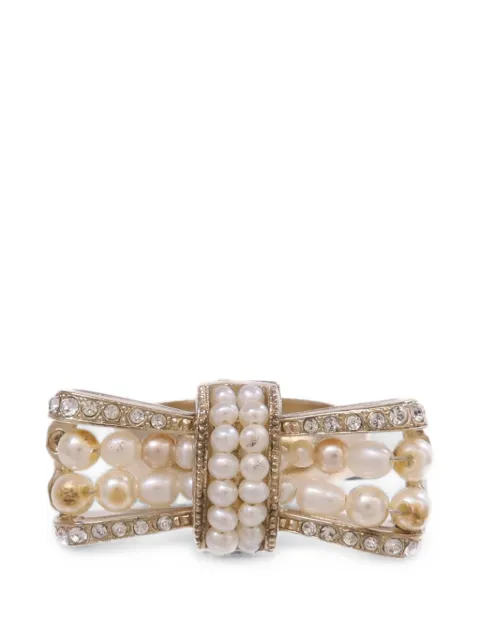 CHANEL Pre-Owned anillo con moño de perla