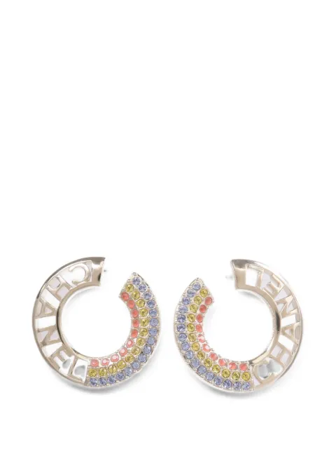 CHANEL Pre-Owned aretes con detalles de cristal y logo CC