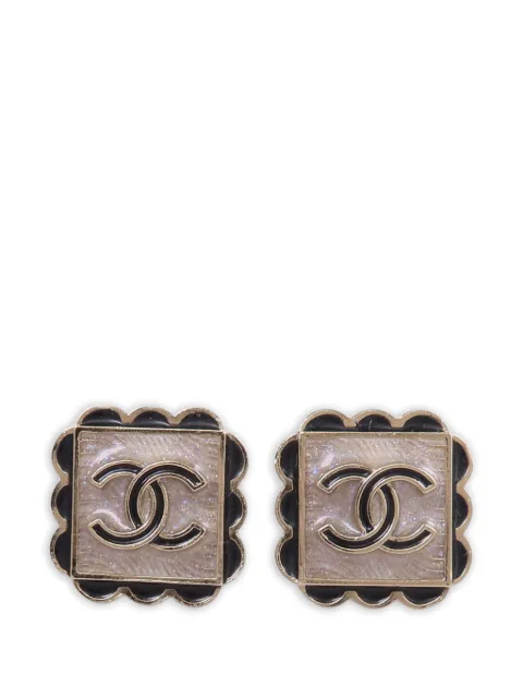 CHANEL Pre-Owned CC scalloped earrings
