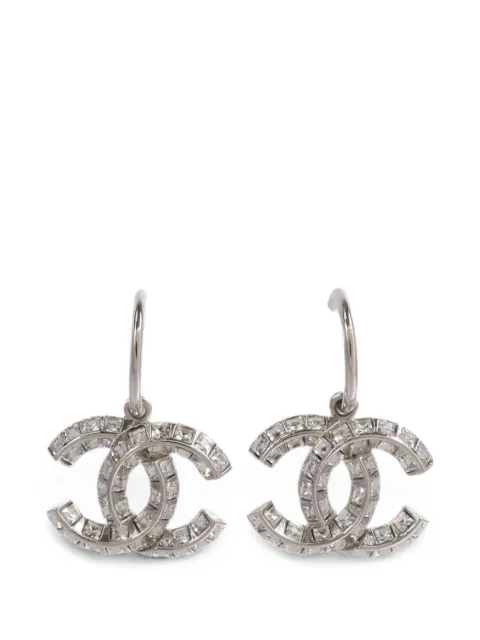 CHANEL Pre-Owned aretes con detalles de cristal y logo CC