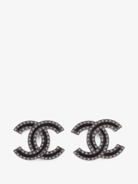 CHANEL Pre-Owned aretes con detalles de cristal y logo CC